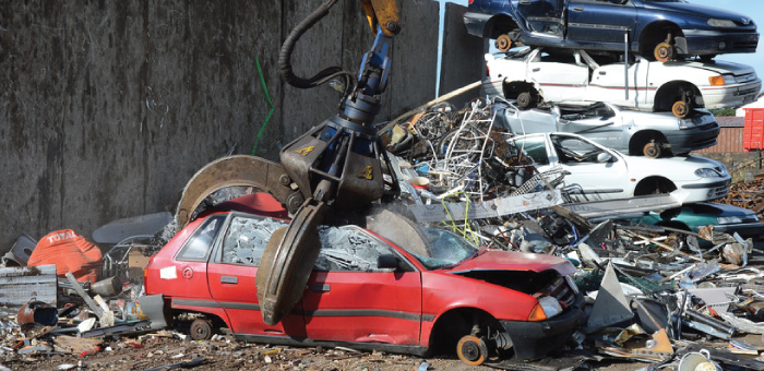 L’enlèvement et destruction de voiture hors d'usage est un processus de la récupération du véhicule en fin de vie à la démolition dans un centre de traitement reconnu par les autorités